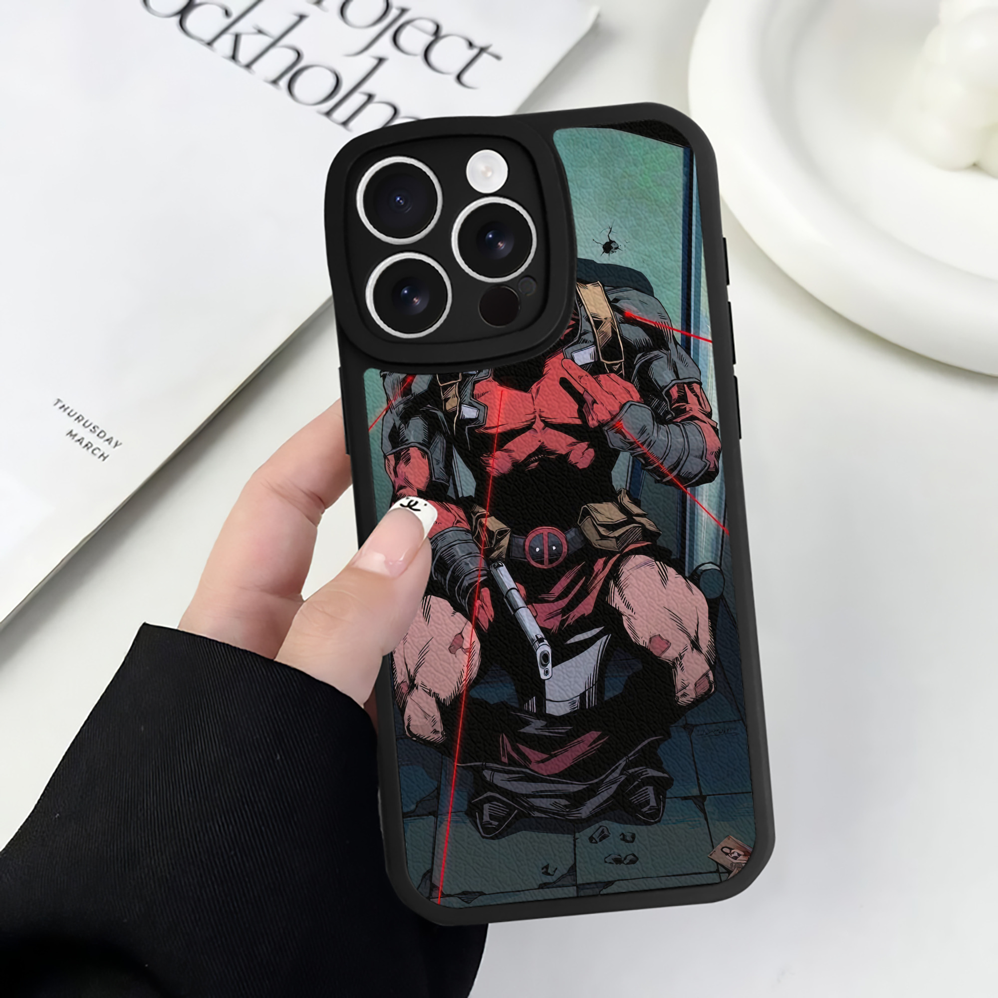 （画像用） Deadpool デッドプール 【iPhone 16シリーズ対応】シリコンスマホケース（レザー調） 材質：シリコン